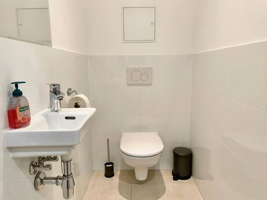 וינה Premium Apartment With Terrace, A/C, Free Wifi And Netflix מראה חיצוני תמונה
